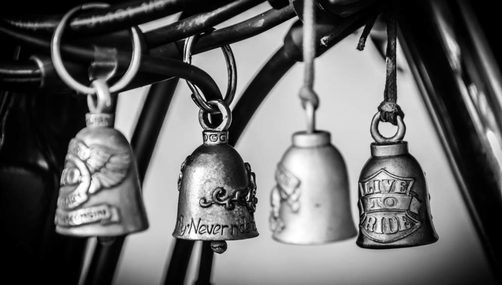 La légende de la cloche Gremlin : Une tradition motarde 